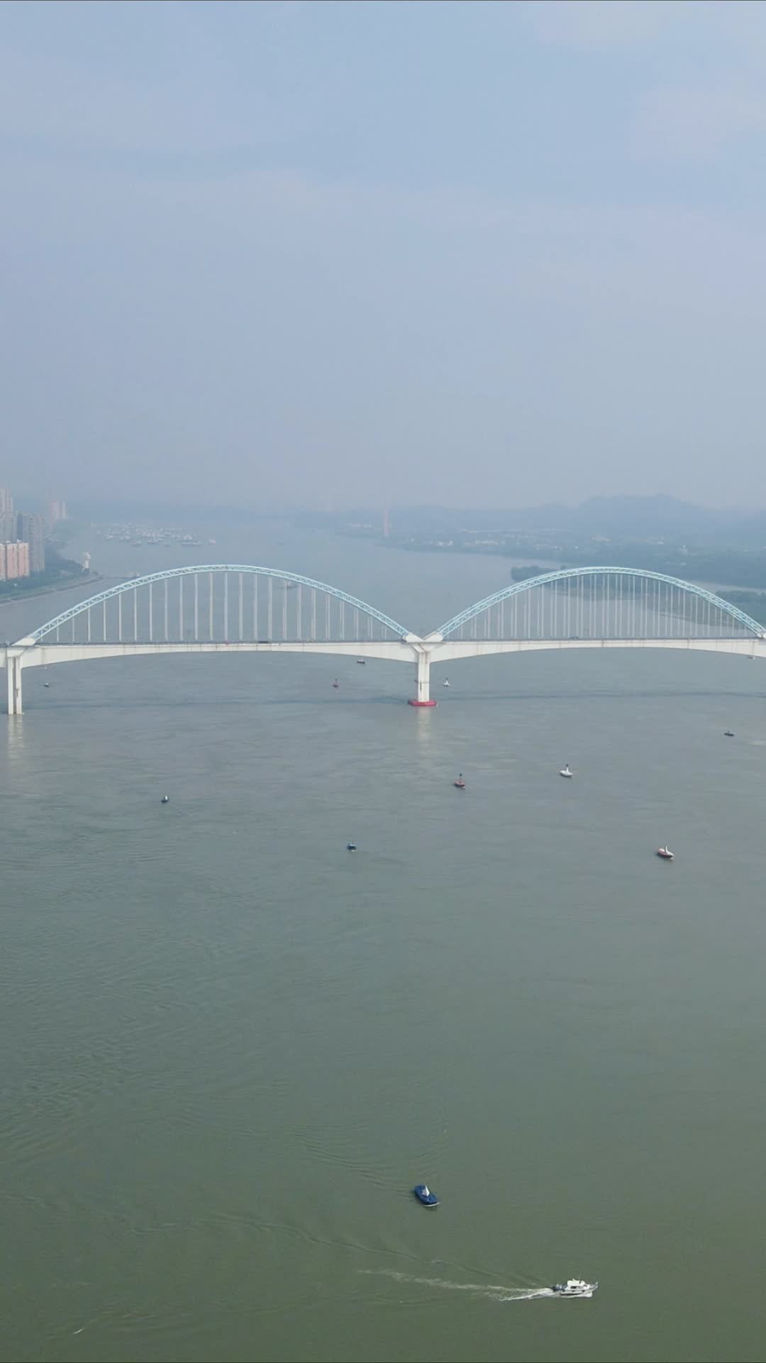 航拍湖北宜昌长江高铁大桥视频的预览图
