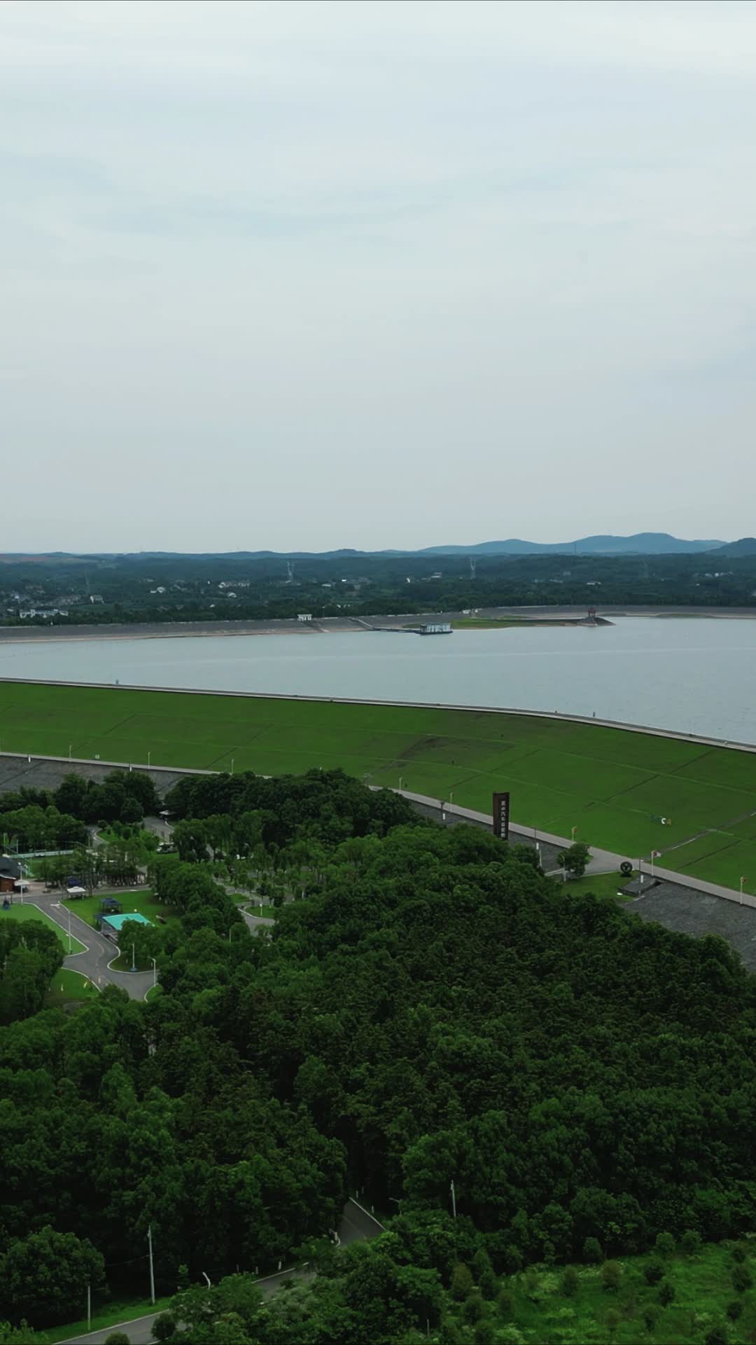 湖北洈水风景区人工大坝竖屏航拍视频的预览图