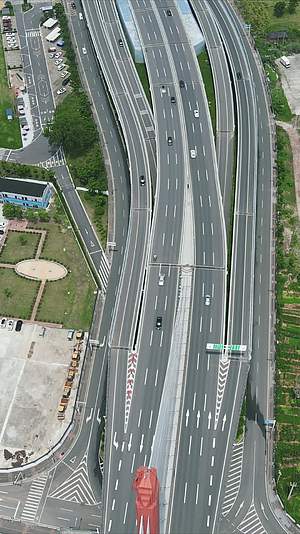 航拍湖北宜昌城市交通大道竖版视频的预览图