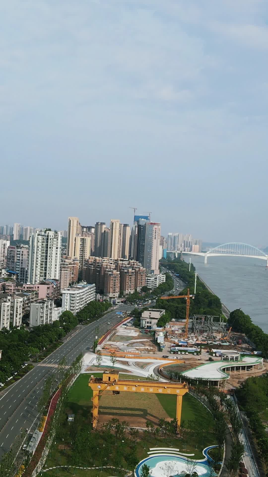 航拍湖北宜昌沿江大道风光视频的预览图