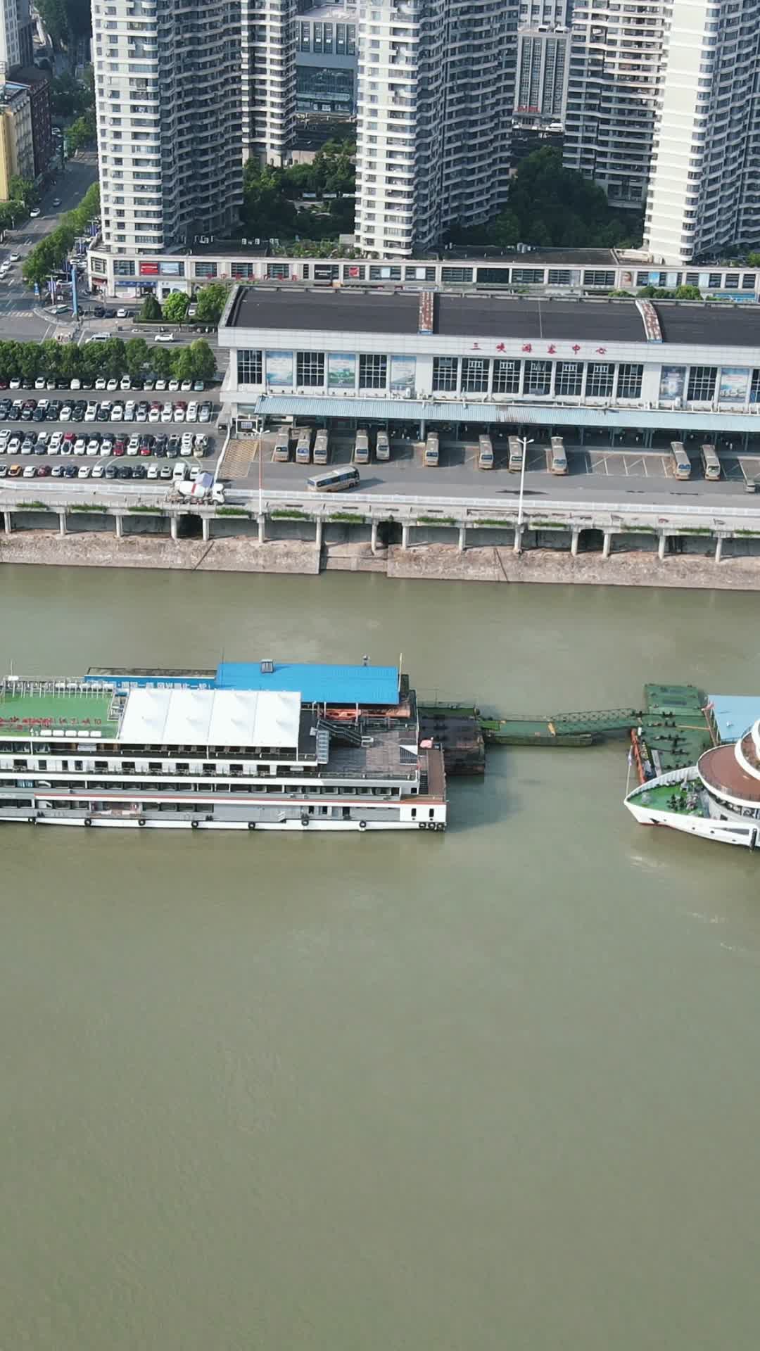 航拍湖北宜昌三峡旅游度假区宜昌港视频的预览图