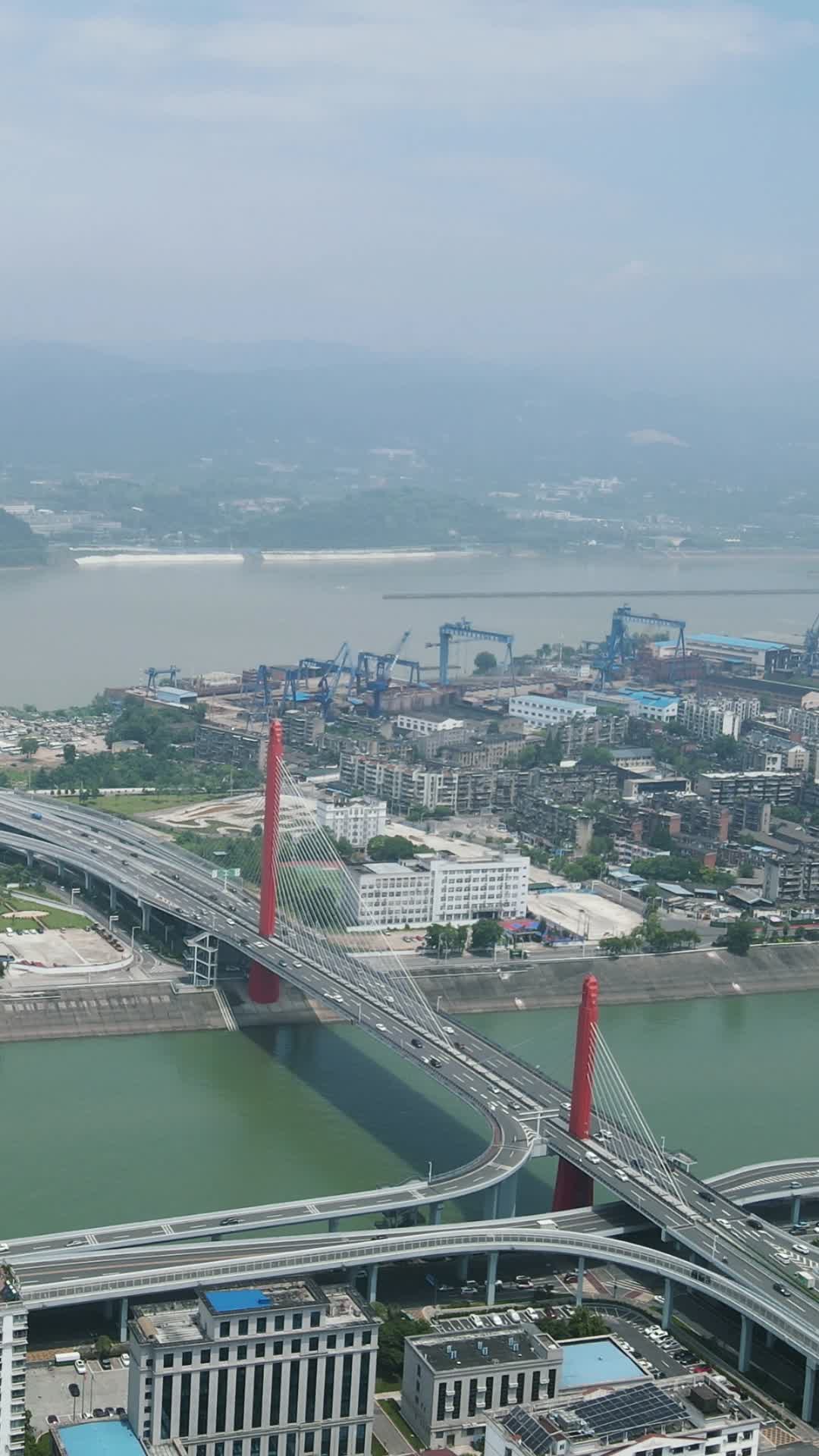航拍湖北宜昌至喜长江大桥竖版视频的预览图