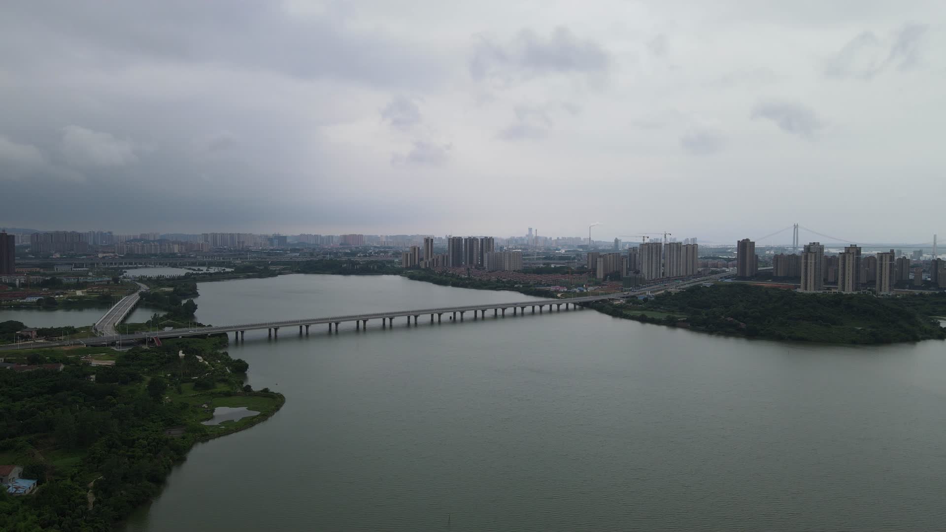 航拍湖南岳阳芭蕉湖高架桥视频的预览图