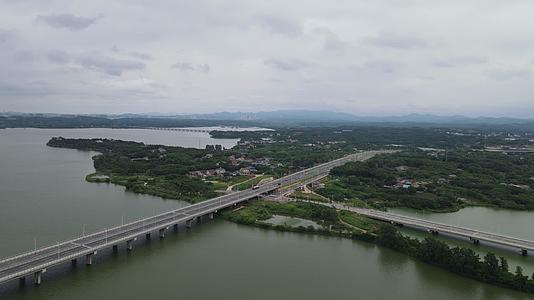 航拍湖南岳阳芭蕉湖高架桥视频的预览图