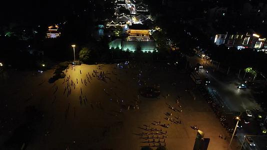 航拍湖南岳阳巴陵广场夜景视频的预览图