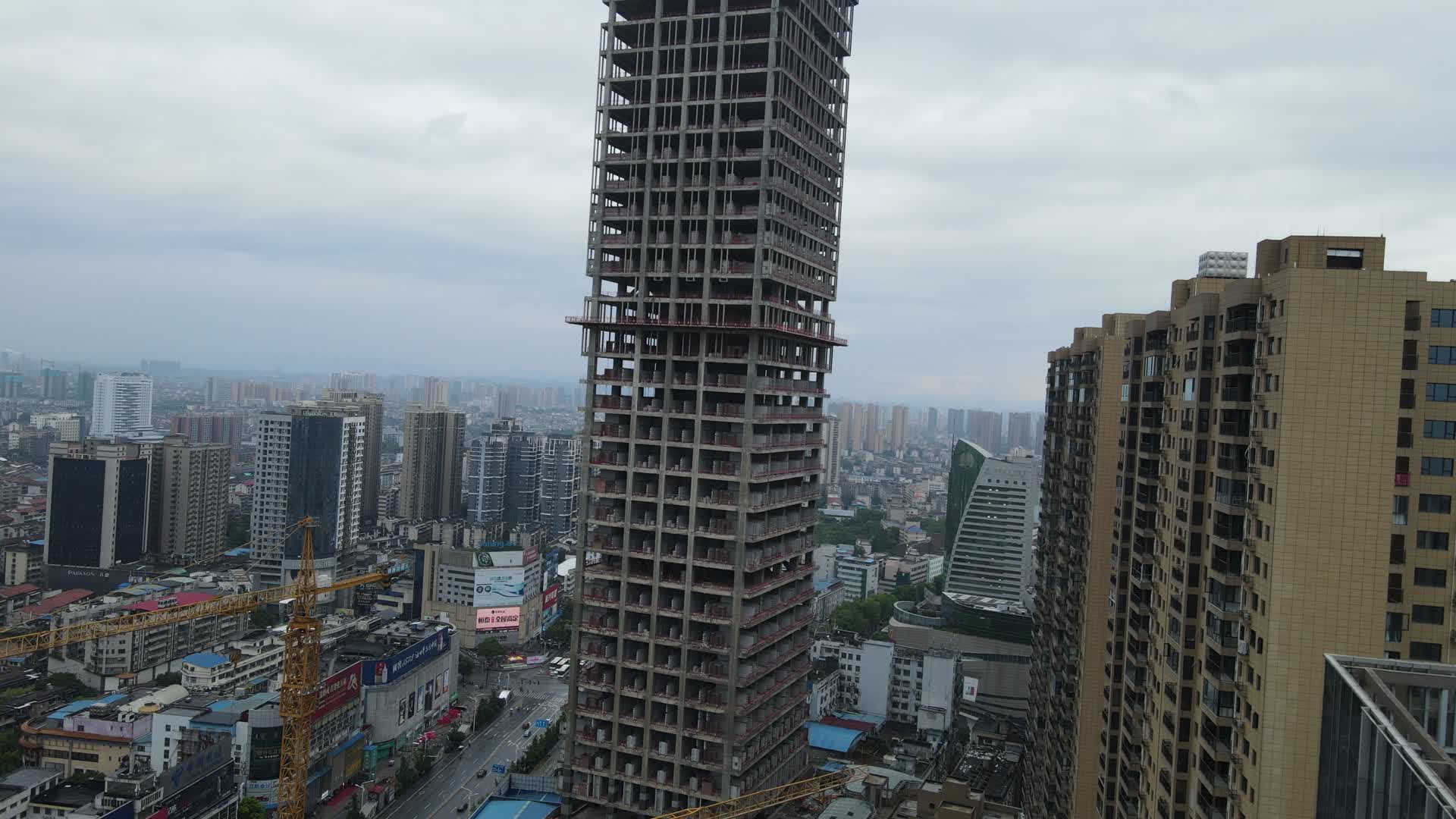 湖南岳阳第一高楼施工现场航拍视频的预览图