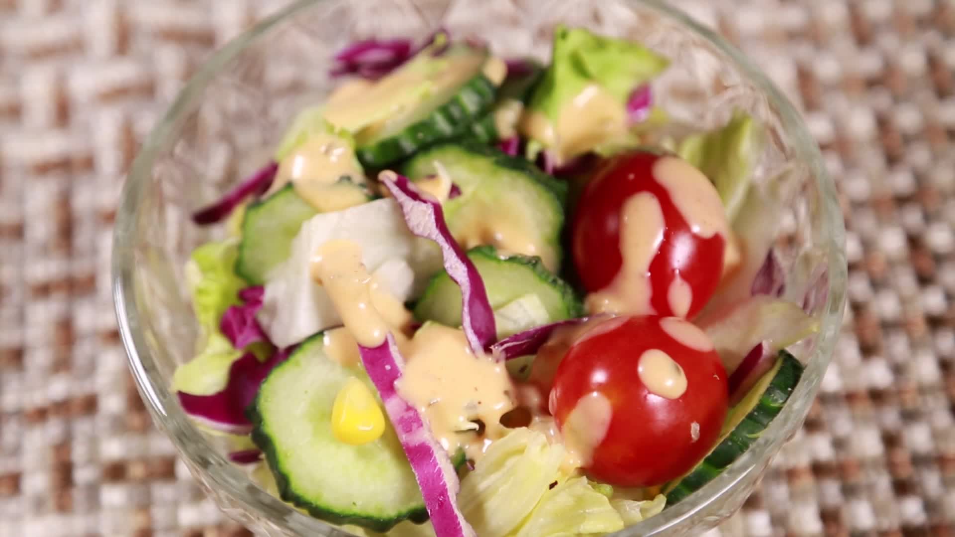 镜头合集各种蔬菜搭配制作营养沙拉视频的预览图
