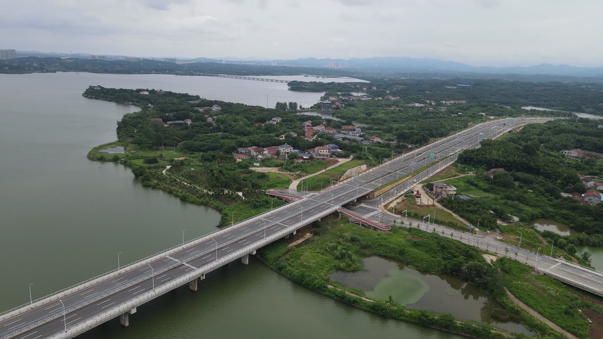 航拍湖南岳阳芭蕉湖大桥视频的预览图