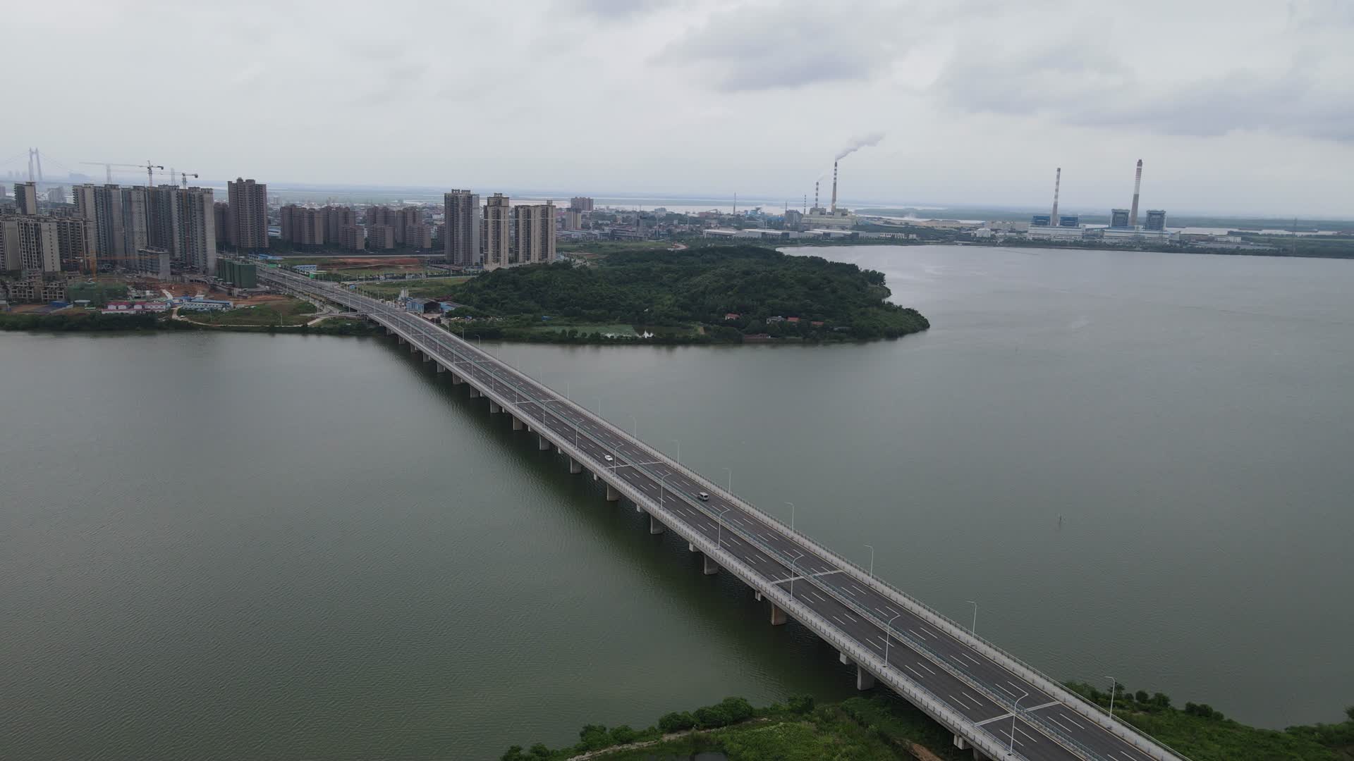 航拍湖南岳阳芭蕉湖大桥视频的预览图