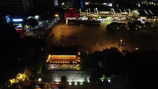 航拍湖南岳阳瞻岳门夜景视频的预览图