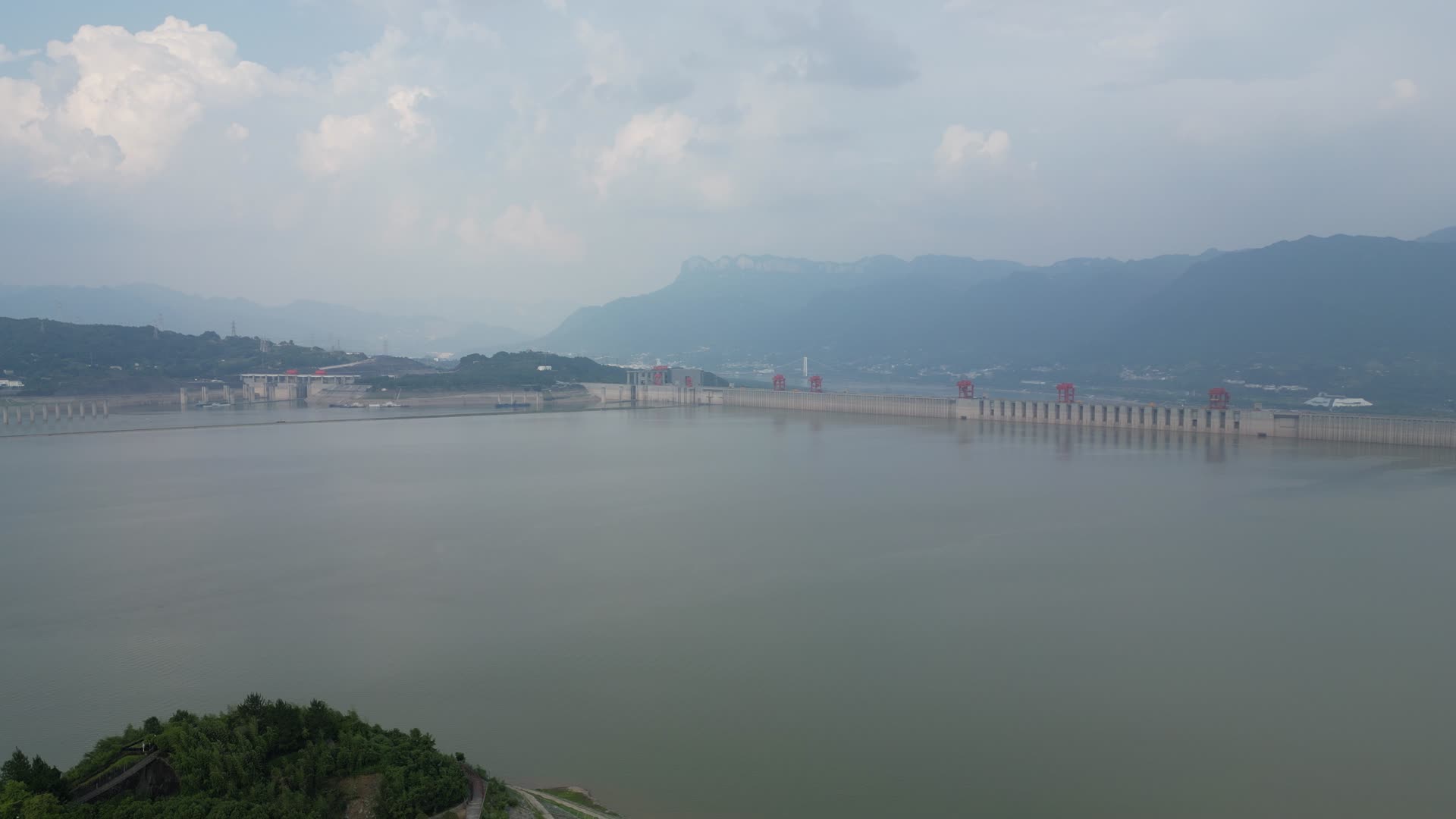 航拍湖北三峡大坝5A景区视频的预览图