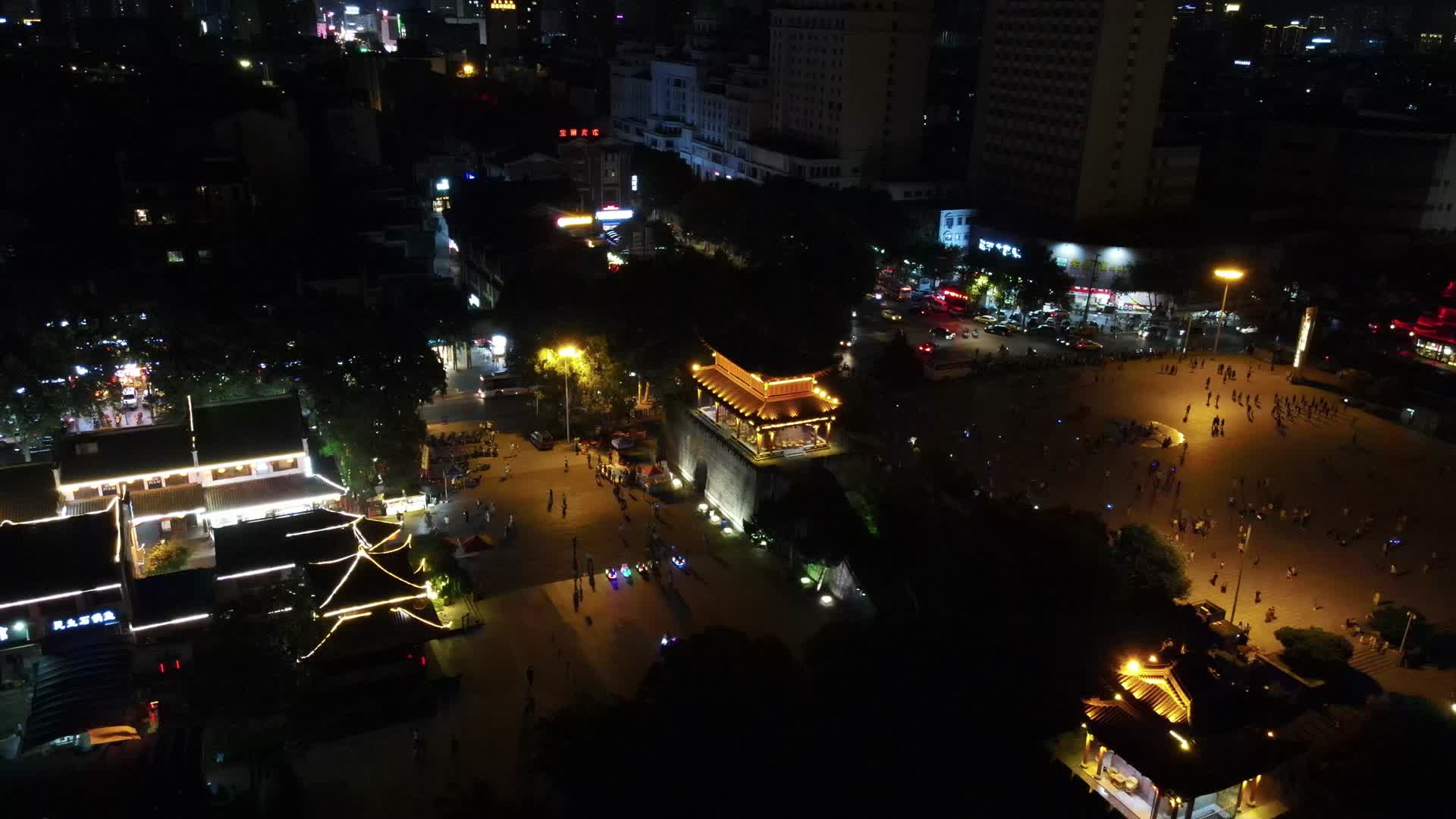 航拍湖南岳阳瞻岳门夜景视频的预览图