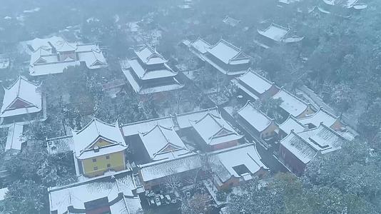 杭州千年古刹上天竺雪景航拍视频的预览图