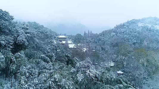 杭州千年古刹上天竺雪景航拍视频的预览图