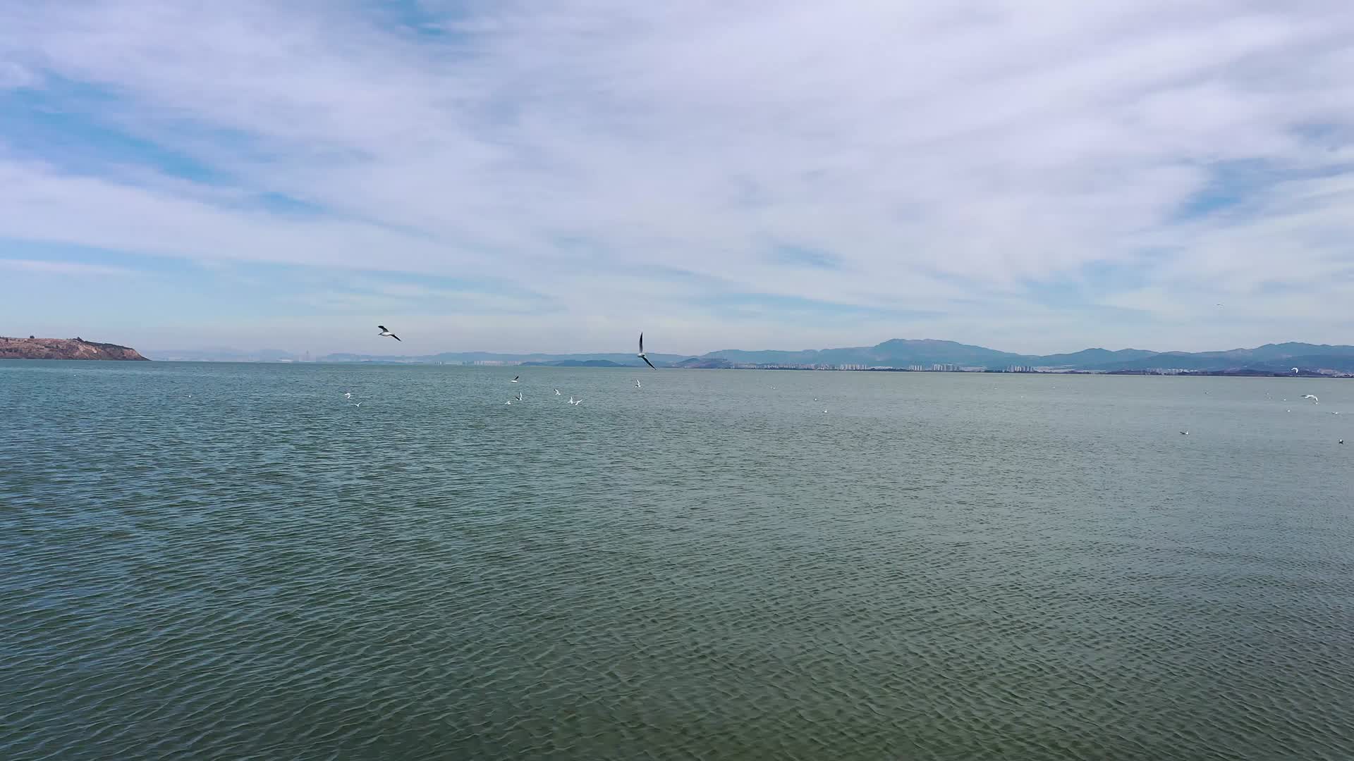 4K航拍昆明滇池环湖南路自然风光视频的预览图