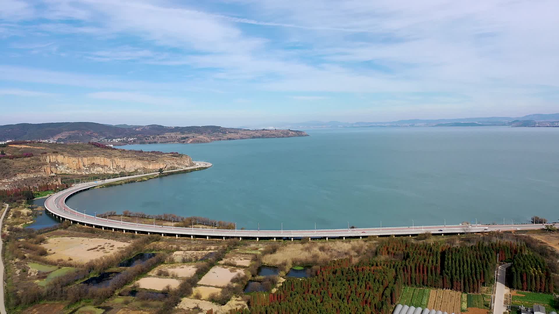 4K航拍昆明滇池环湖南路自然风光视频的预览图