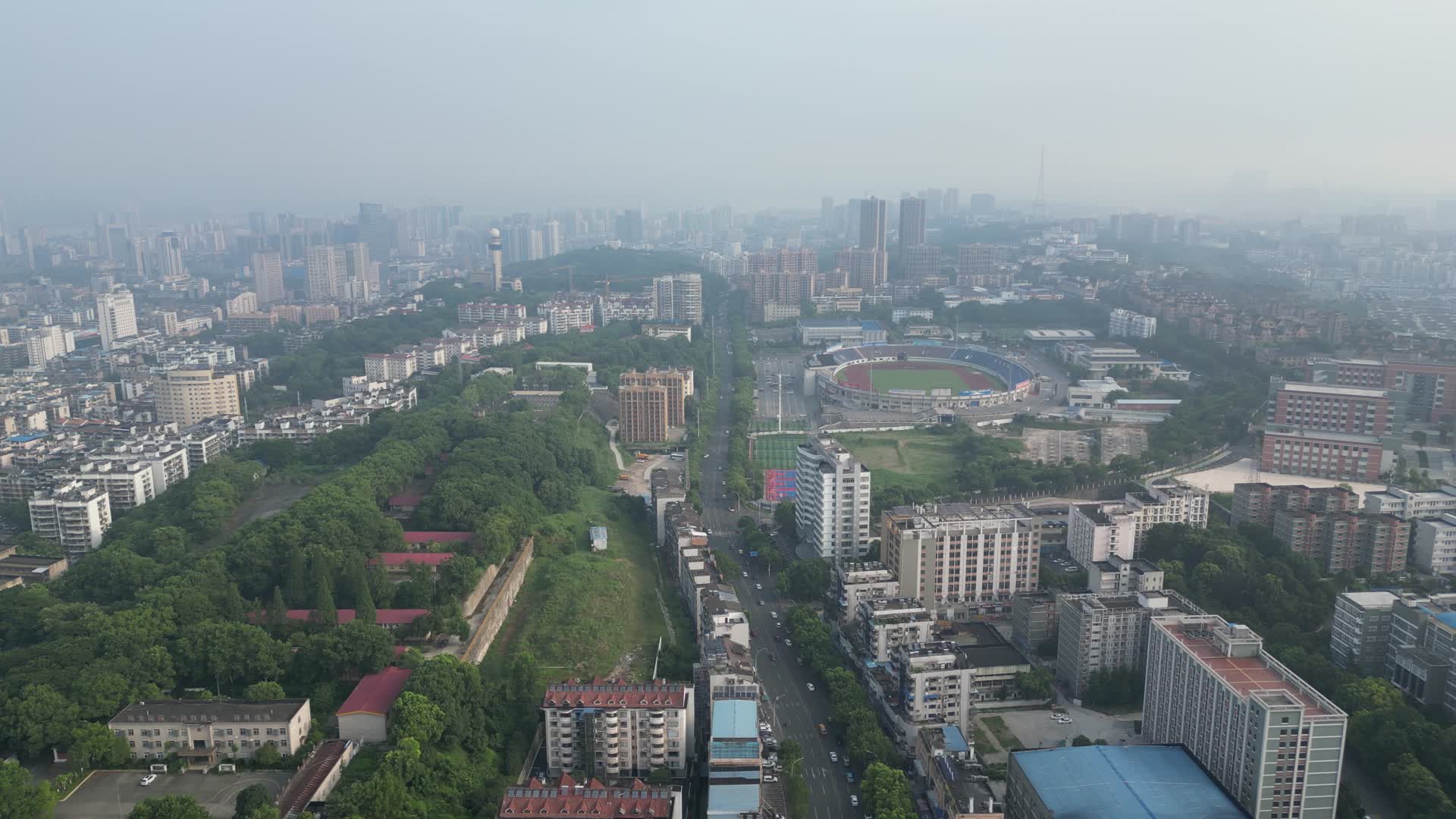 航拍湖北宜昌城市交通道路视频的预览图
