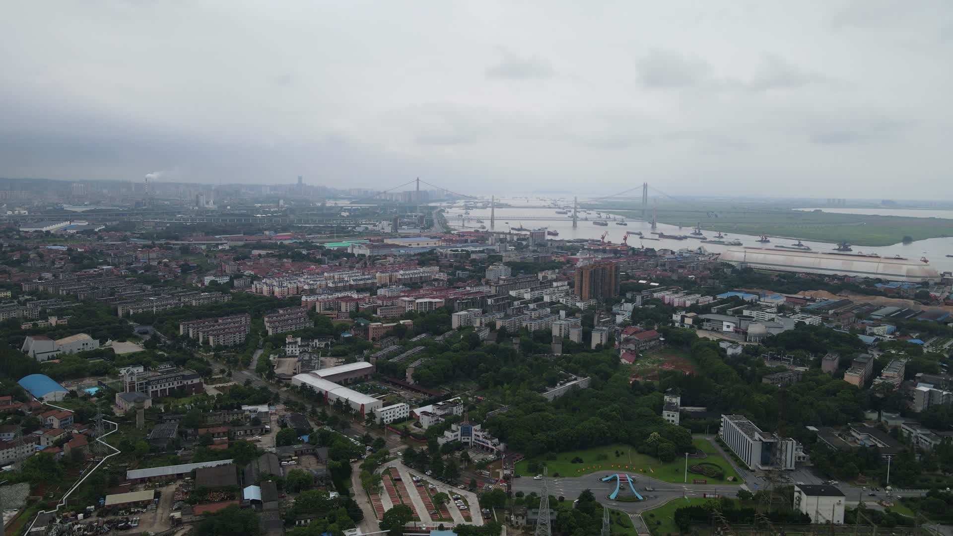 航拍湖南岳阳城市建设视频的预览图