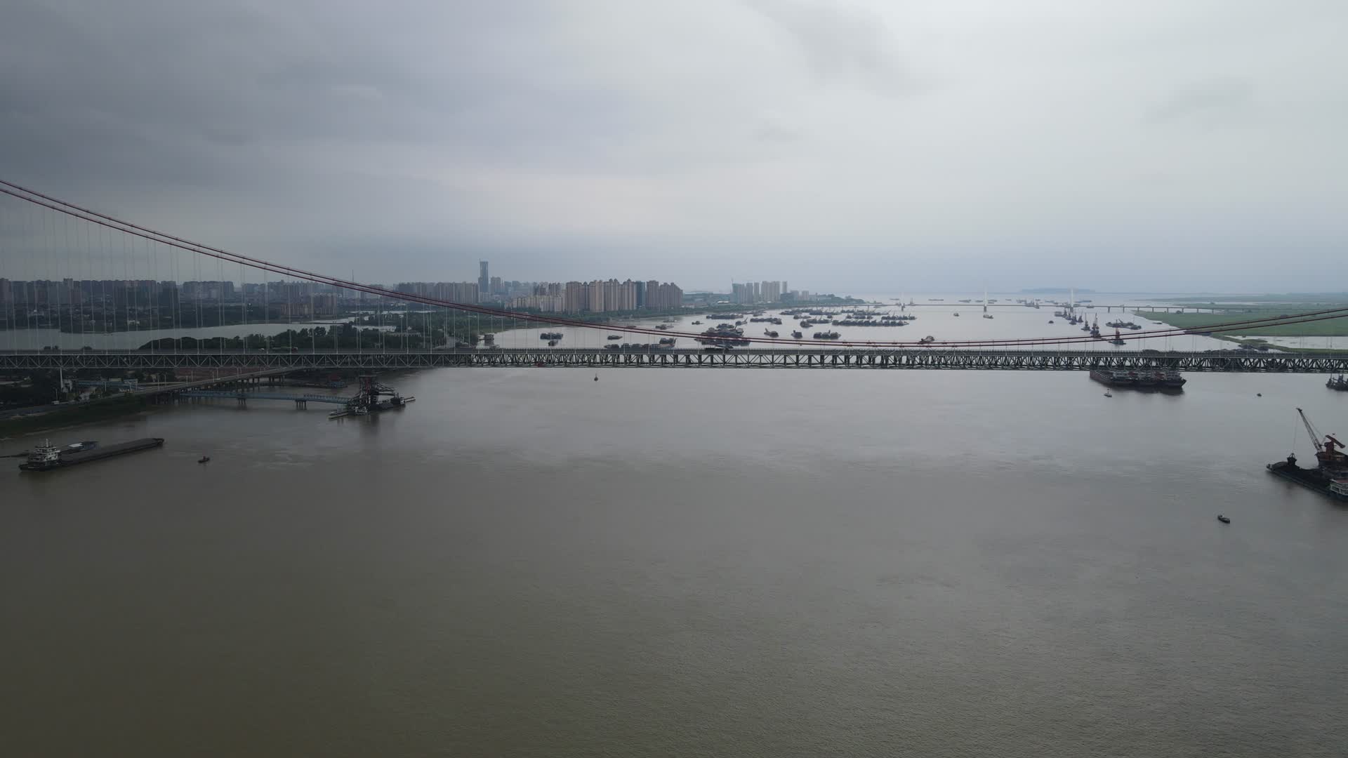 航拍湖南岳阳洞庭湖大桥视频的预览图
