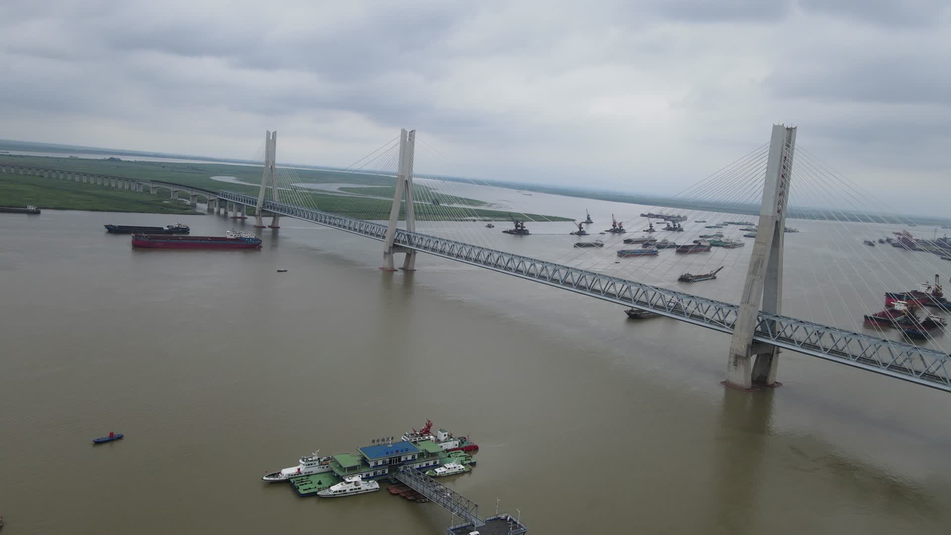 航拍湖南岳阳洞庭湖大桥视频的预览图