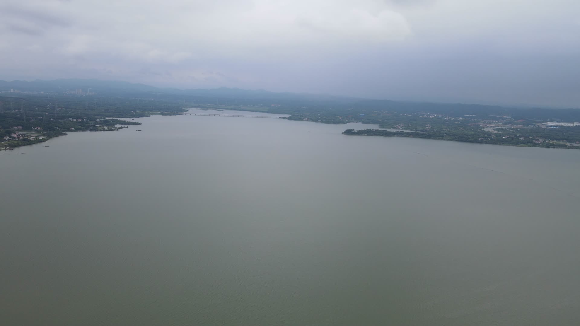 航拍湖南岳阳洞庭湖水运货船视频的预览图