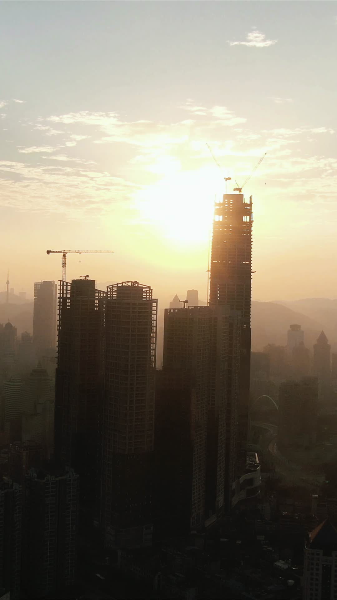 城市清晨日出迷雾竖屏航拍视频的预览图