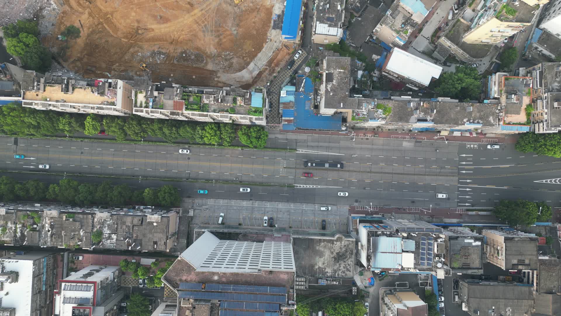 航拍湖北宜昌城市交通道路视频的预览图