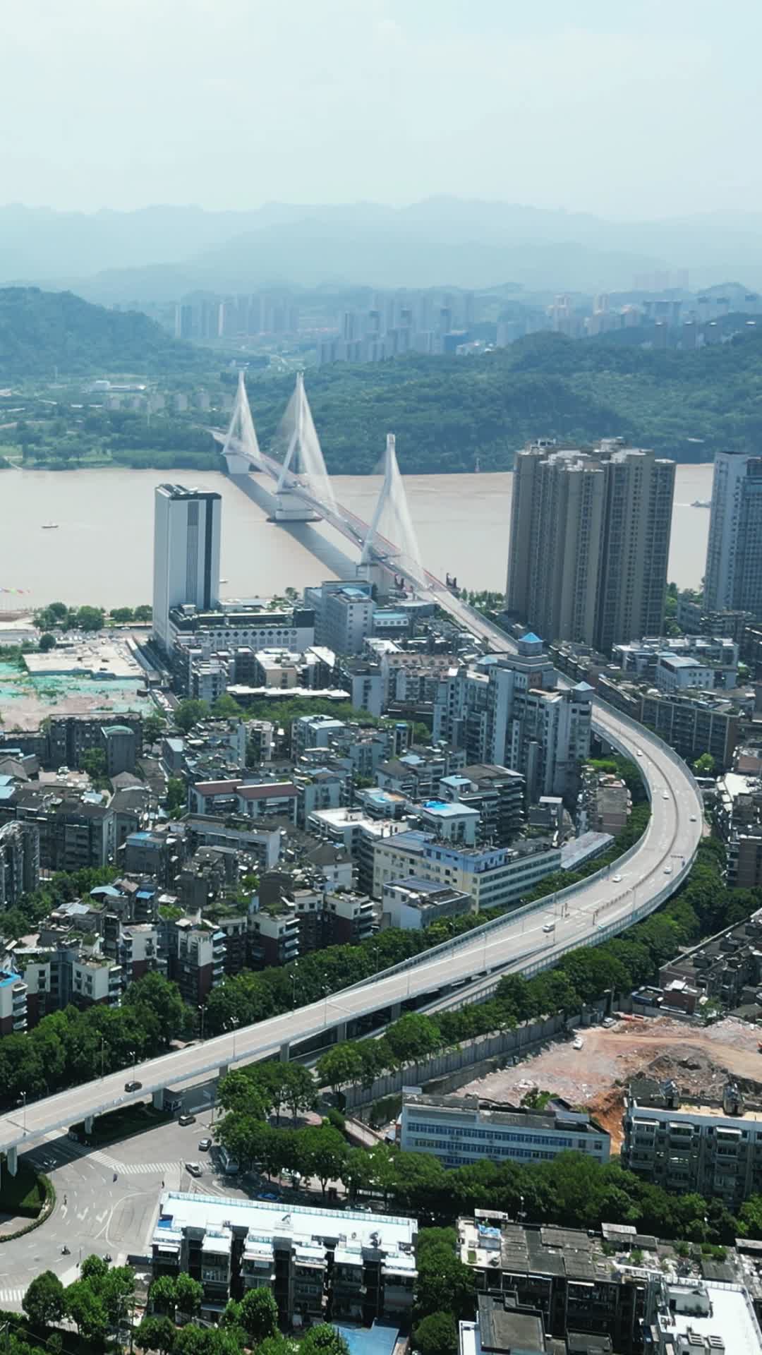 湖北宜昌武夷长江大桥竖屏航拍视频的预览图