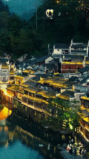 湖南湘西凤凰古城夜景竖屏视频的预览图