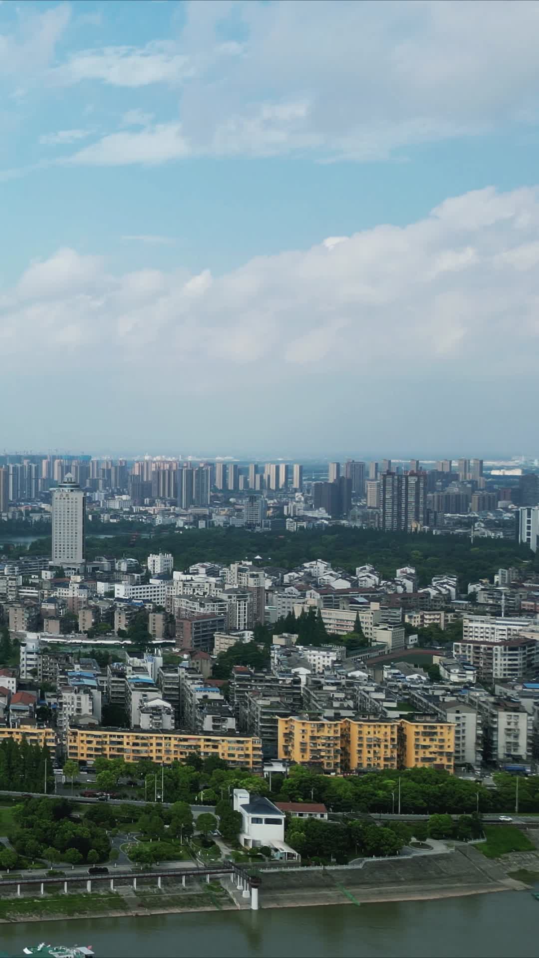 湖北荆州城市风光竖屏航拍视频的预览图