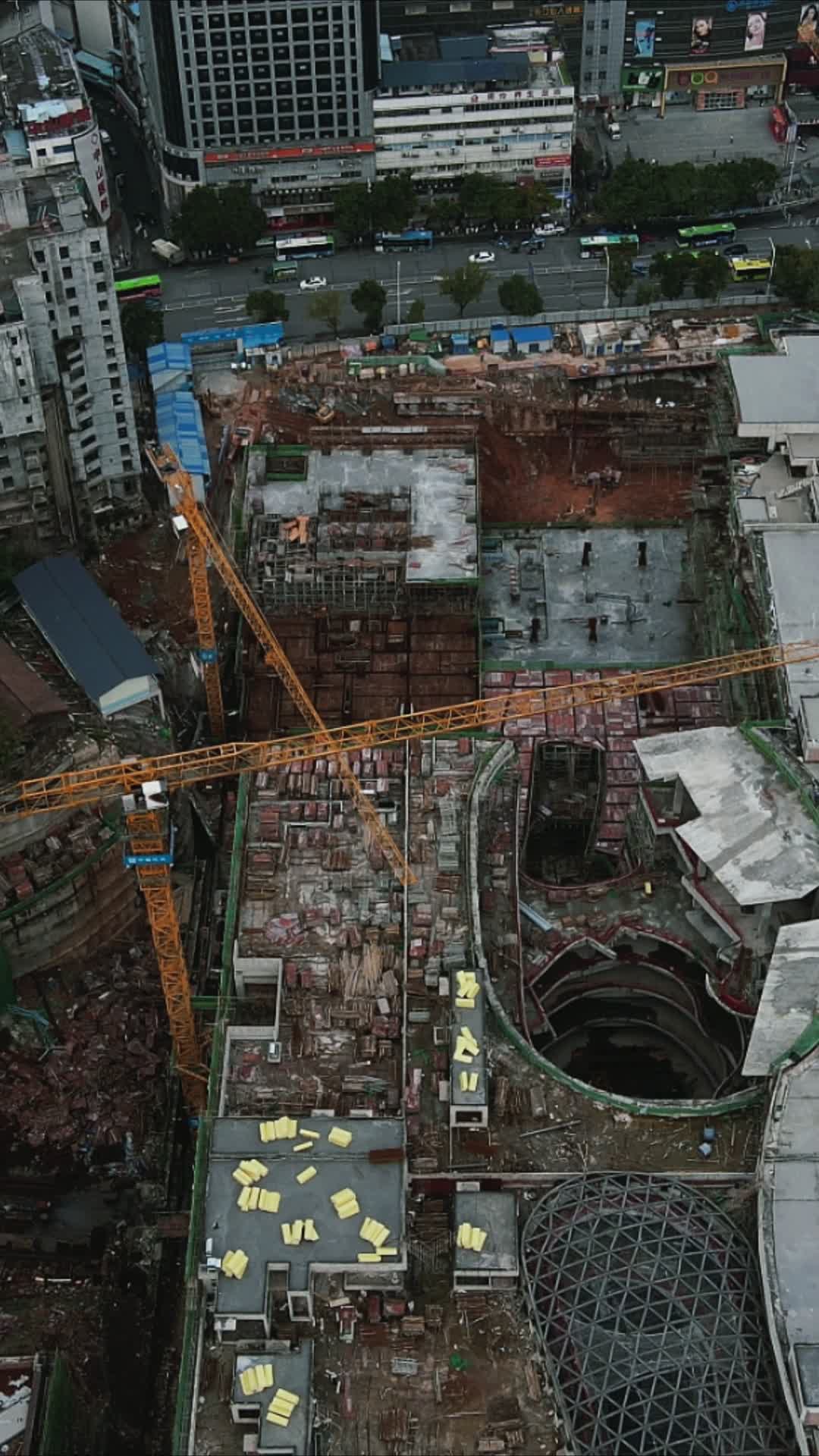 城市工地施工工地竖屏航拍视频的预览图