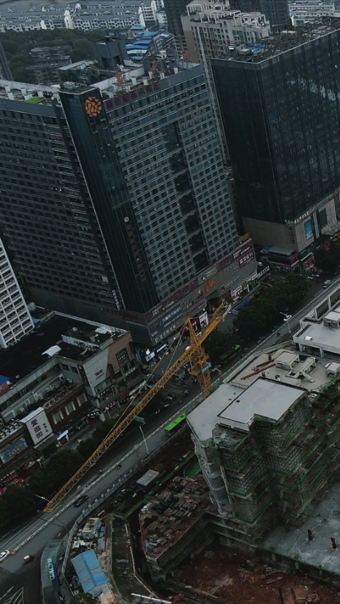 城市工地施工工地竖屏航拍视频的预览图