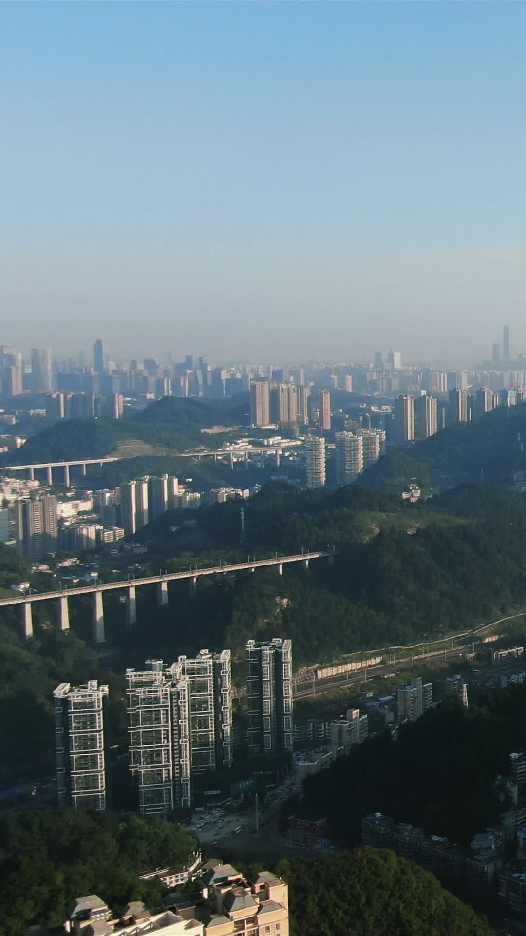 贵阳城市清晨交通高架桥竖屏航拍视频的预览图