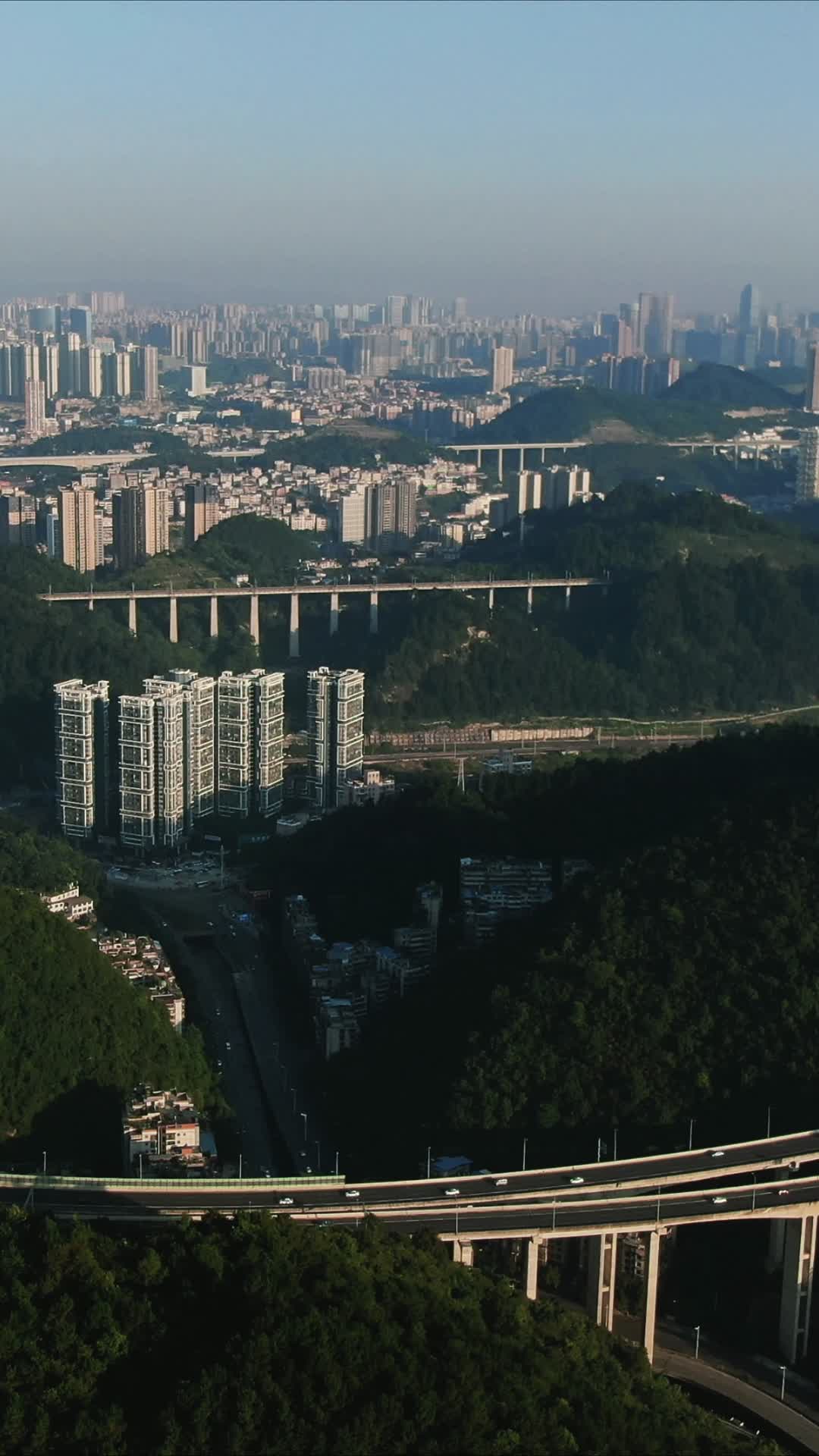 贵阳城市清晨交通高架桥竖屏航拍视频的预览图