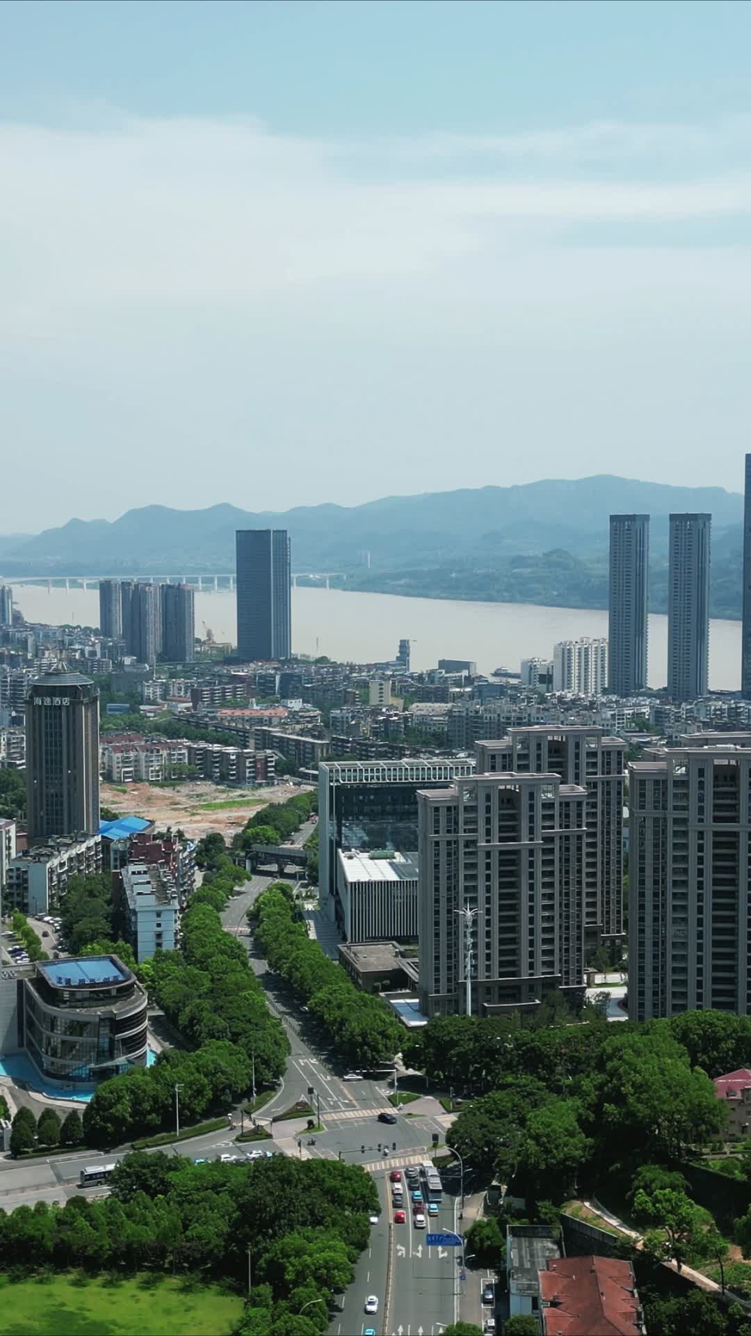 湖北宜昌城市风光竖屏航拍视频的预览图