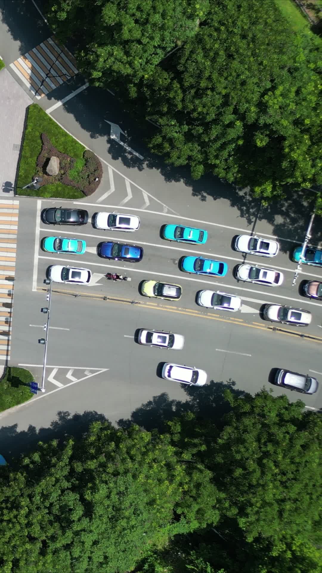 城市交通十字交叉路口竖屏航拍视频的预览图