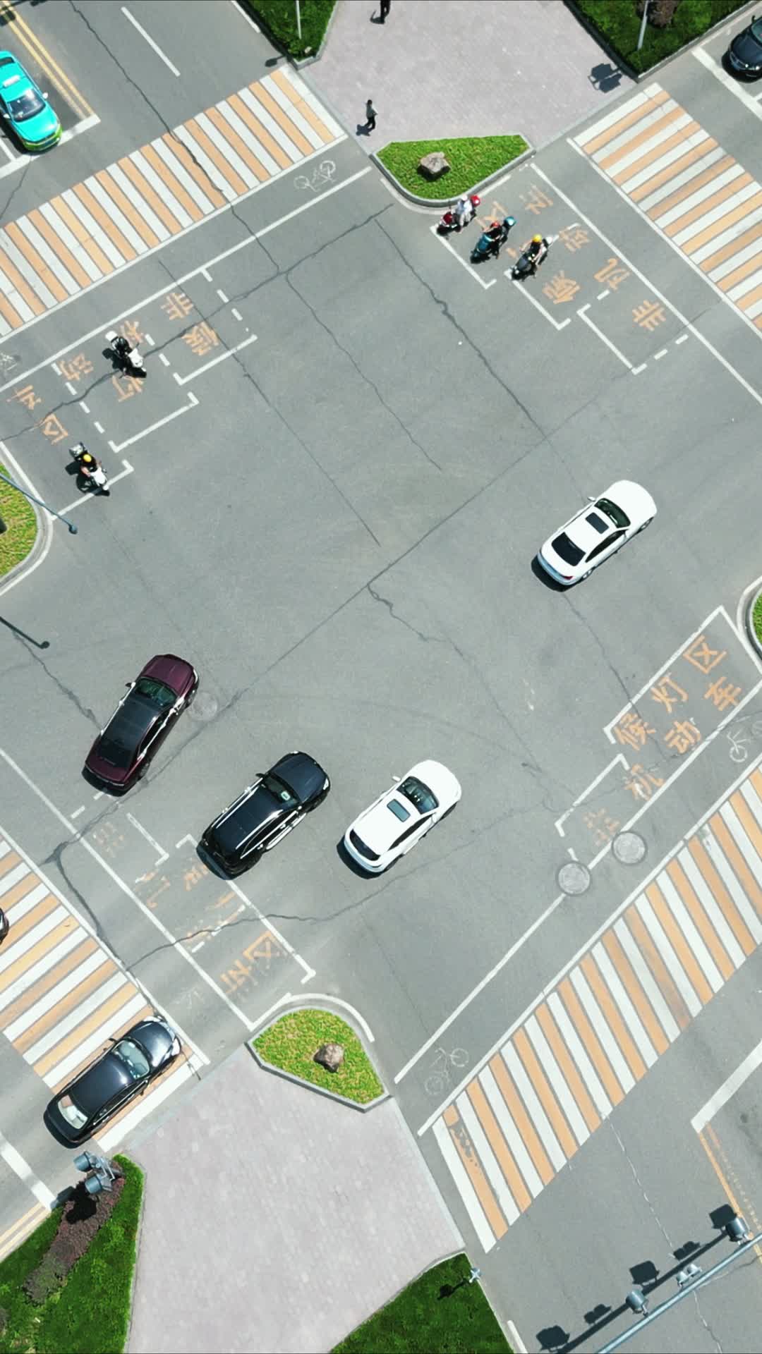 城市交通十字交叉路口竖屏航拍视频的预览图