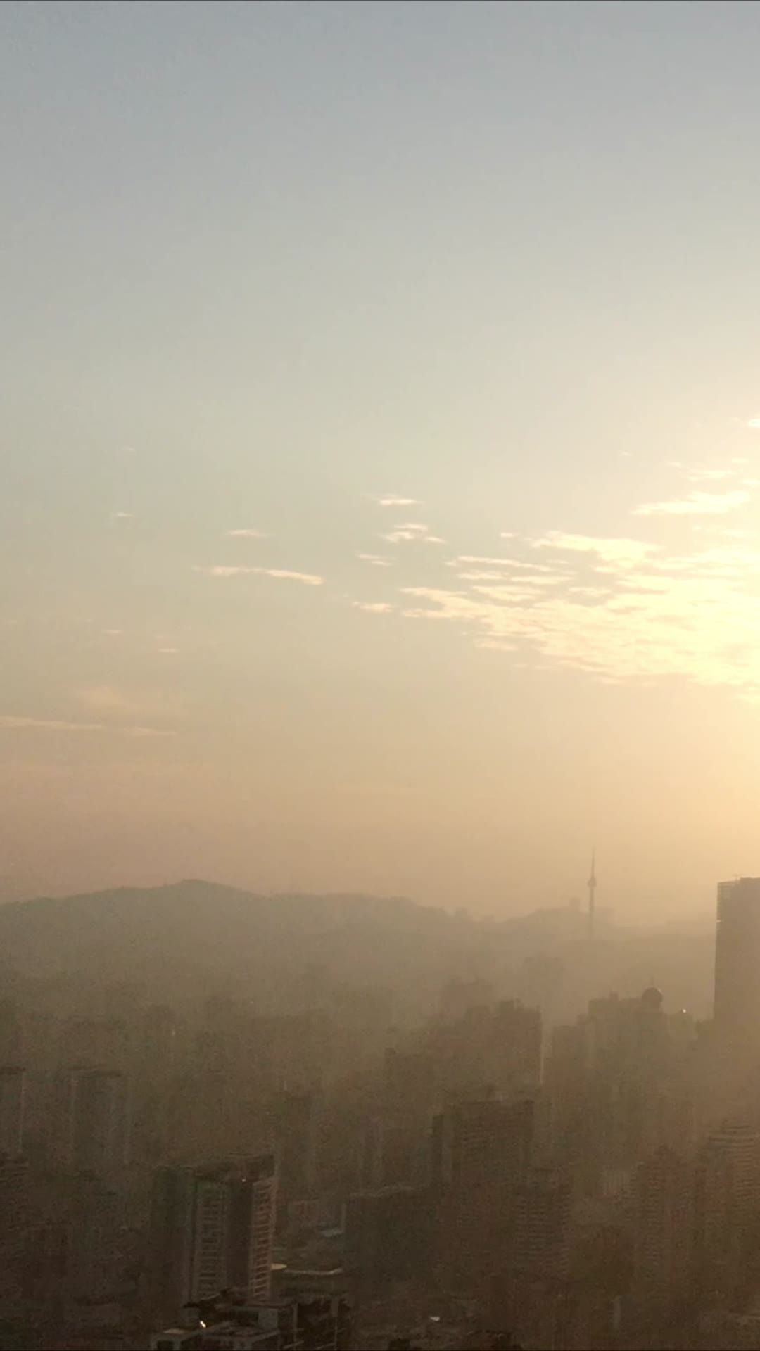 贵阳城市清晨日出竖屏航拍视频的预览图