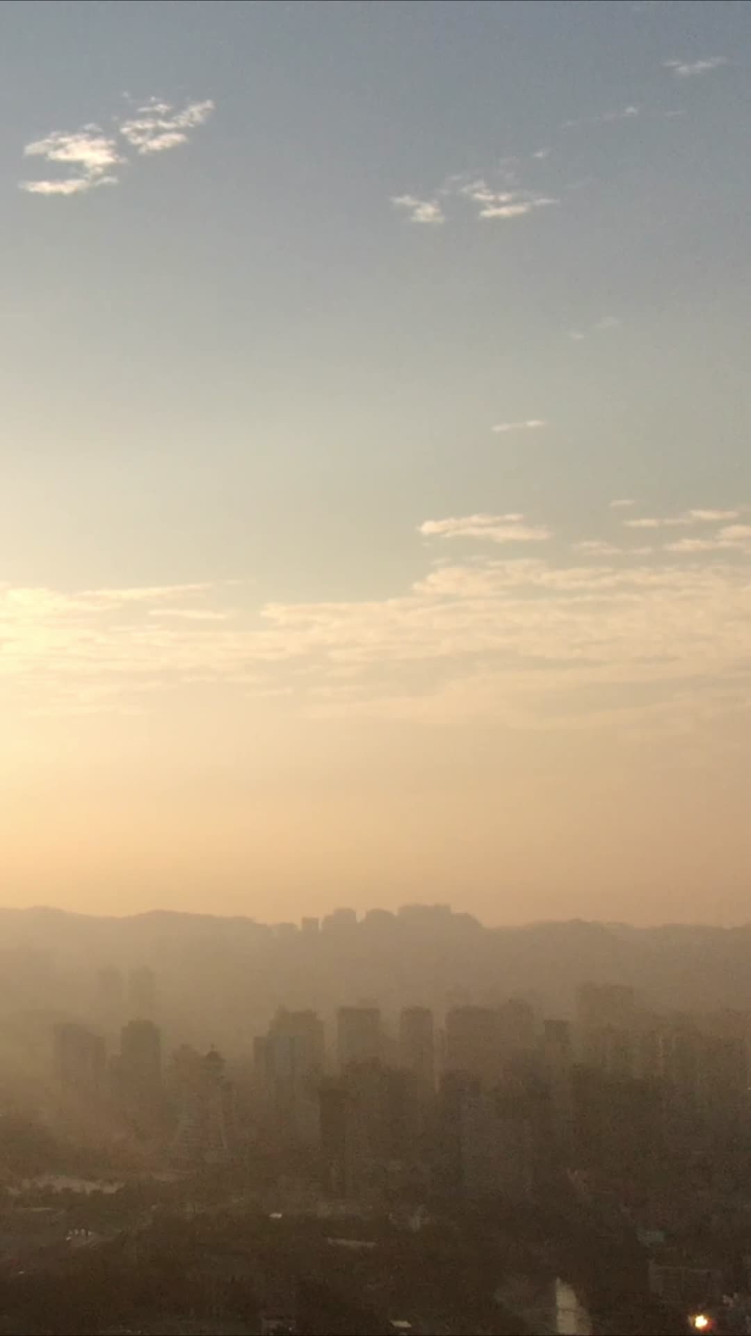 贵阳城市清晨日出竖屏航拍视频的预览图