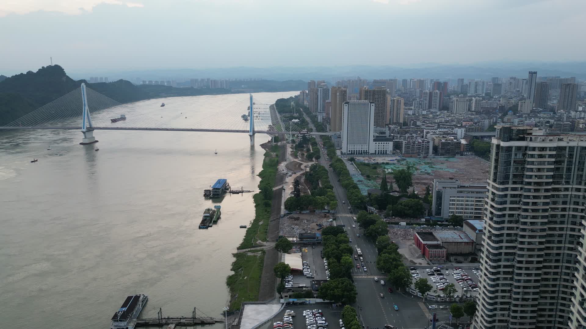 航拍湖北宜昌沿江大道商业高楼视频的预览图
