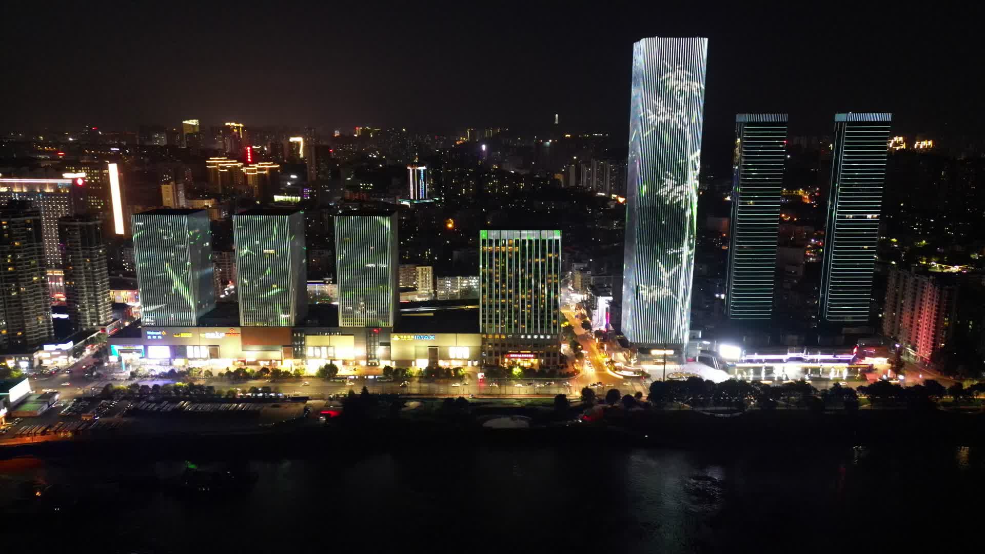 航拍湖北宜昌沿江大道万达广场宜昌国际广场夜景视频的预览图
