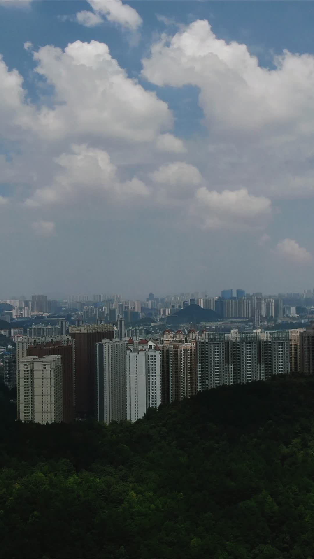 贵阳城市蓝天白云天际线竖屏航拍视频的预览图