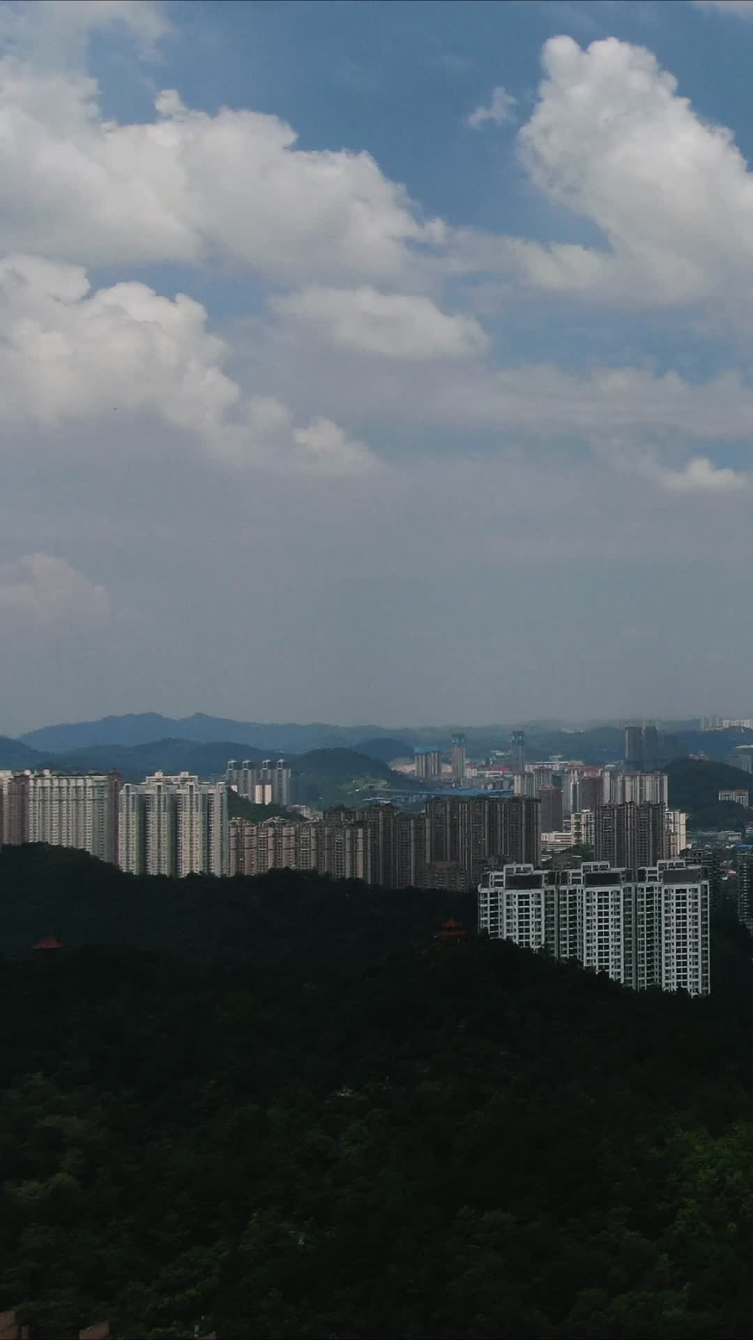 贵阳城市蓝天白云天际线竖屏航拍视频的预览图