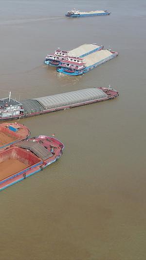 湖南湘江货运大船竖屏航拍视频的预览图