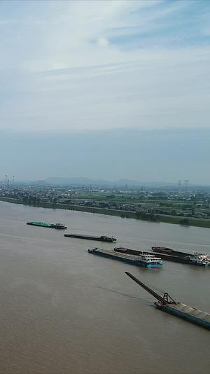 湖南湘江货运码头港口竖屏航拍视频的预览图