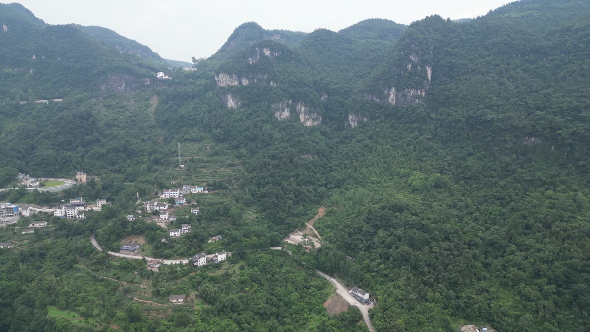 航拍湖北宜昌三峡风光高山峻岭视频的预览图