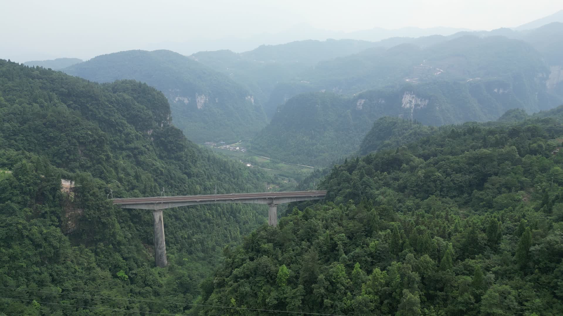 航拍湖北宜昌三峡风光高山峻岭视频的预览图