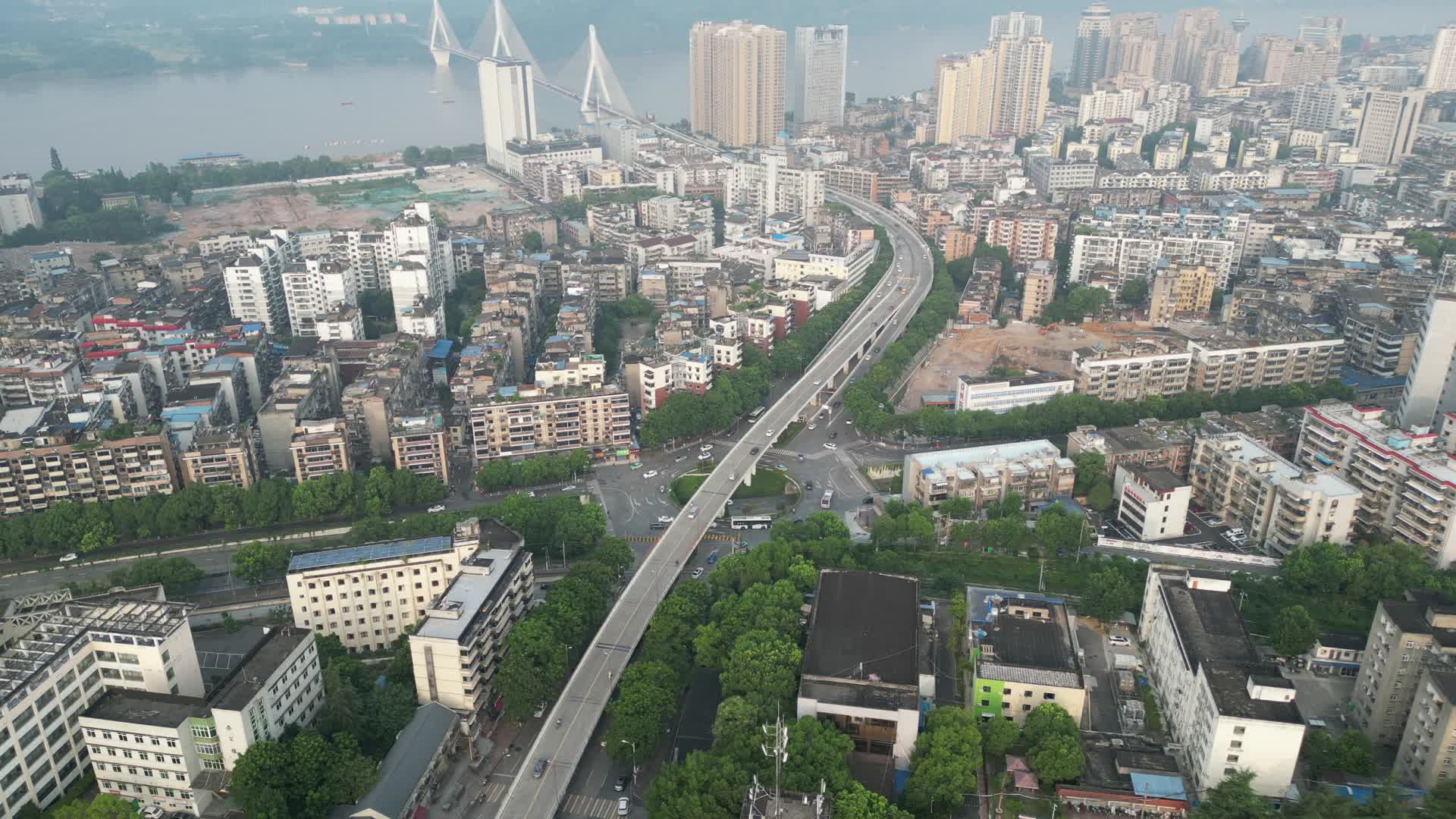 航拍湖北宜昌城市建设清晨视频的预览图
