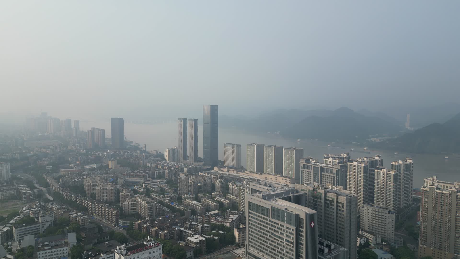 航拍湖北宜昌城市建设清晨视频的预览图