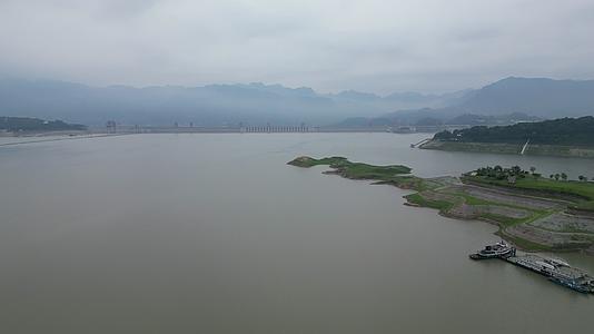 航拍湖北三峡清晨迷雾云雾视频的预览图